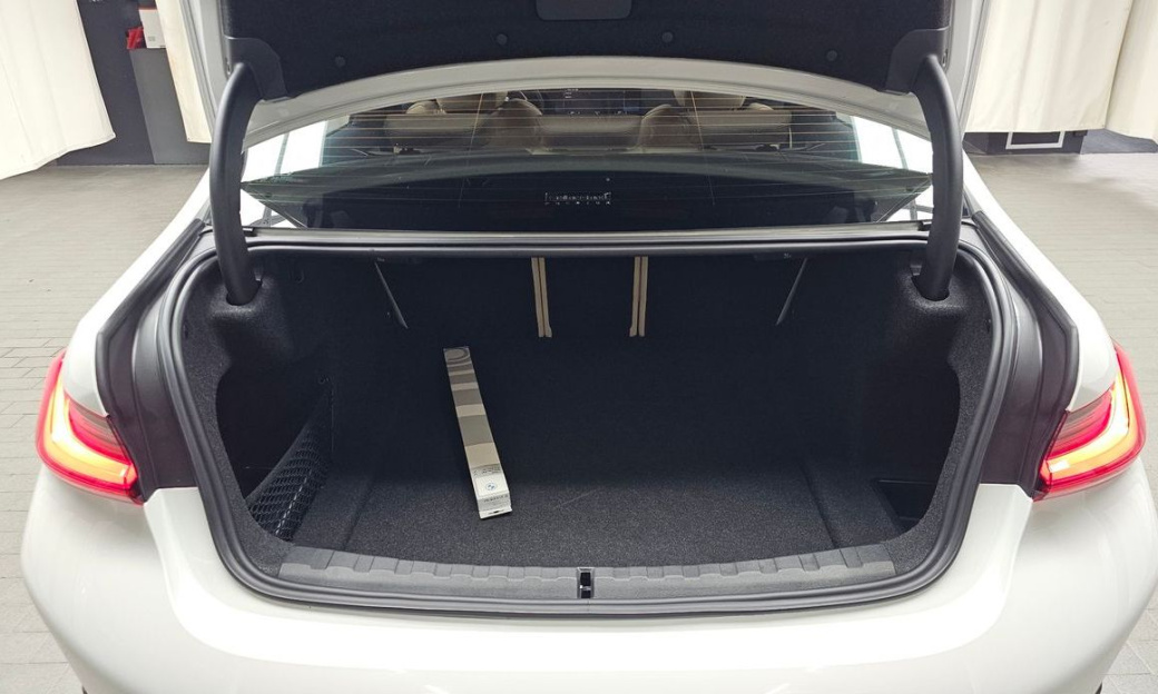 BMW 3-Series 320i M Sport, 2024