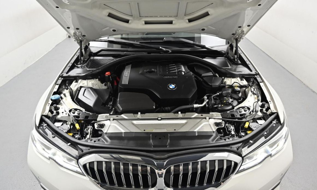 BMW 3-Series 320i Touring Luxury, 2022
