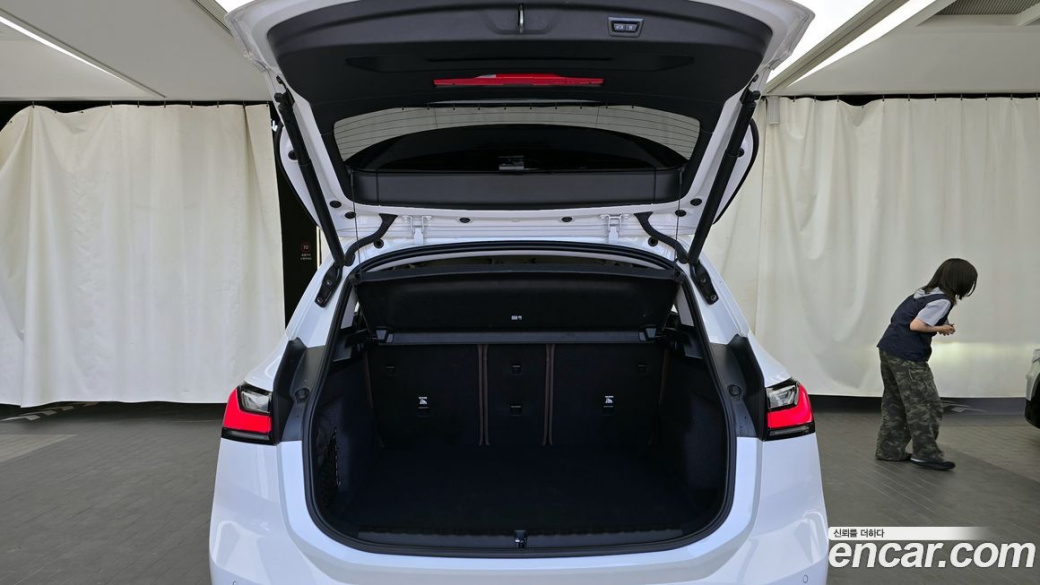 BMW 2-Series 220i Luxury, 2024