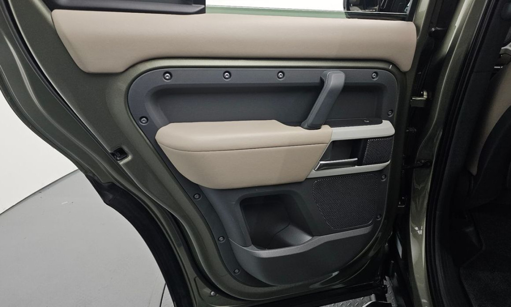 Land Rover Defender 110 D300 HSE, 2022