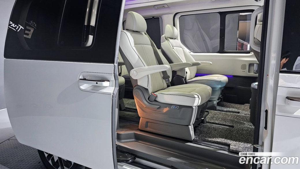 Hyundai Staria Lounge 9-Seater, 2023