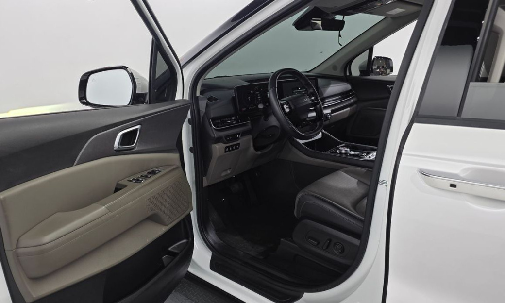 Kia Carnival 7-Seater Outdoor, 2025