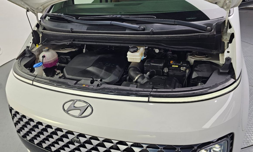 Hyundai Staria Lounge 9-Seater, 2022