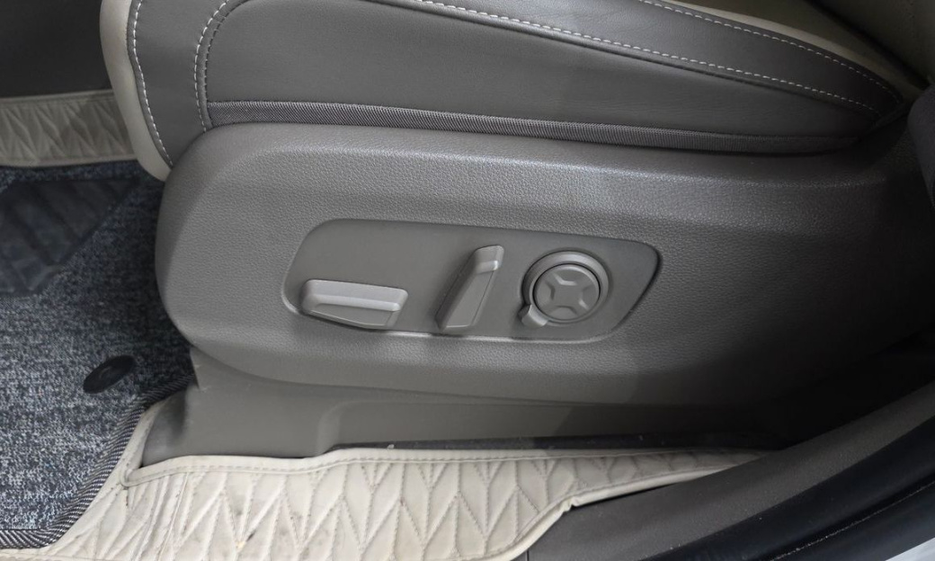 Kia Carnival 9-Seater Signature, 2024
