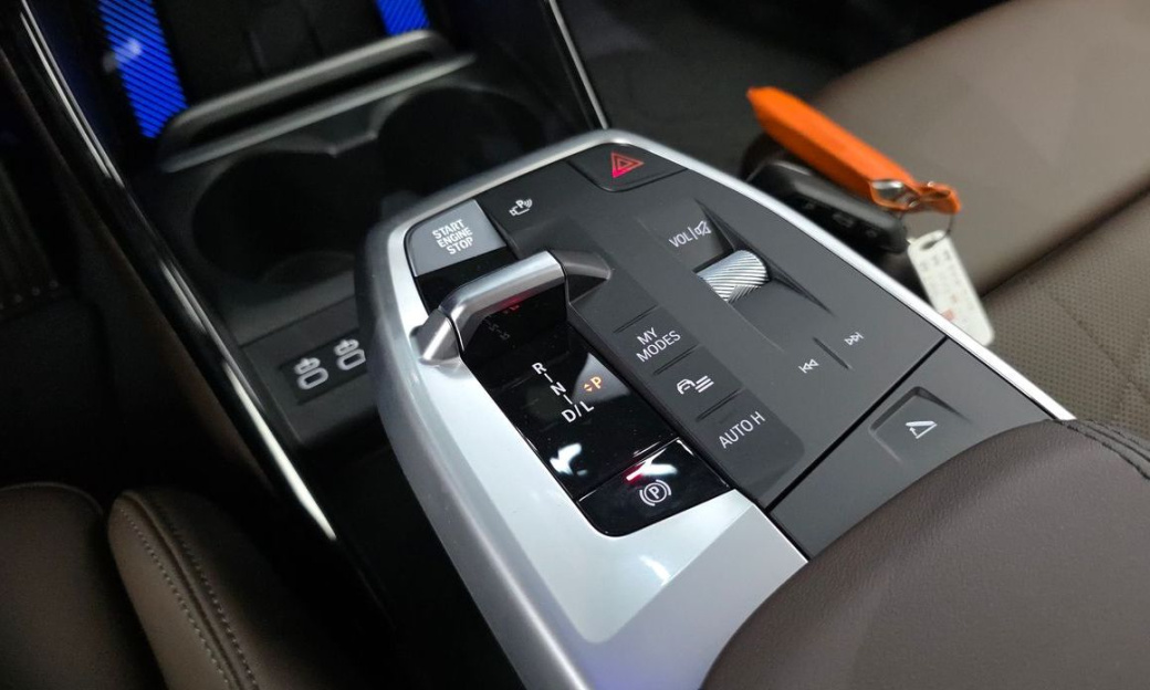 BMW 2-Series 220i Luxury, 2025