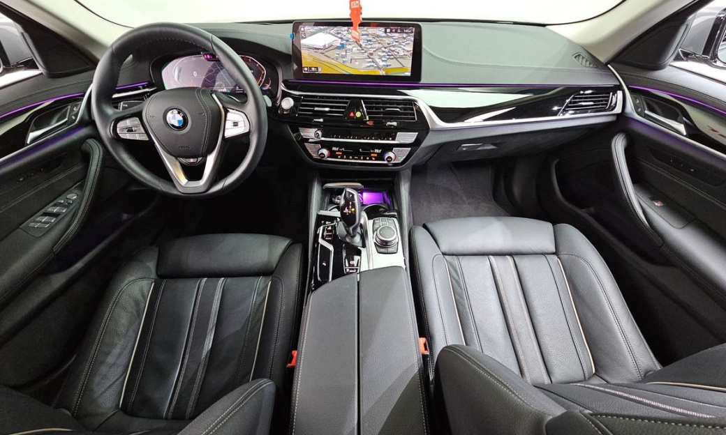BMW 5-Series 520i Luxury, 2022