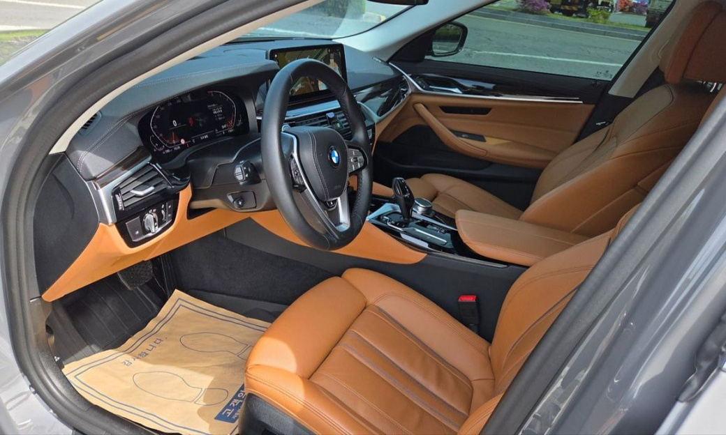 BMW 5-Series 520i Luxury, 2022