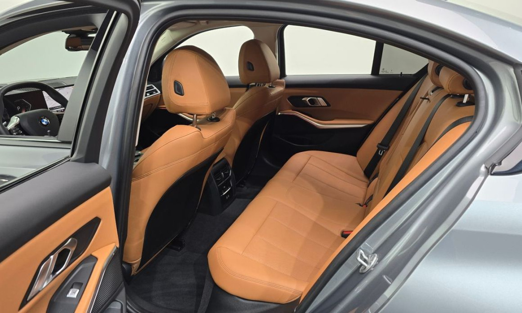 BMW 3-Series 320i, 2025