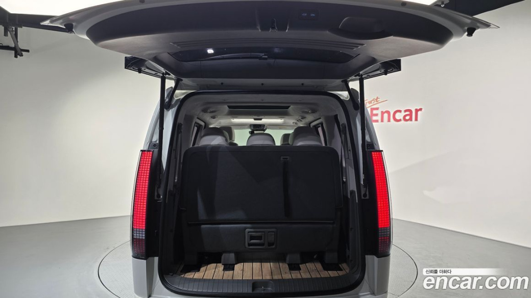 Hyundai Staria 4WD Lounge 9-Seater, 2023