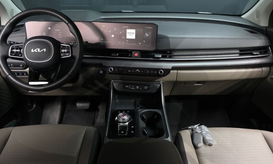 Kia Carnival 7-Seater Outdoor, 2025