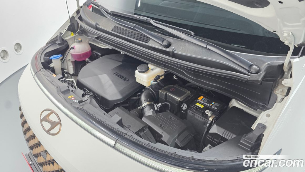 Hyundai Staria 4WD Lounge 9-Seater, 2022