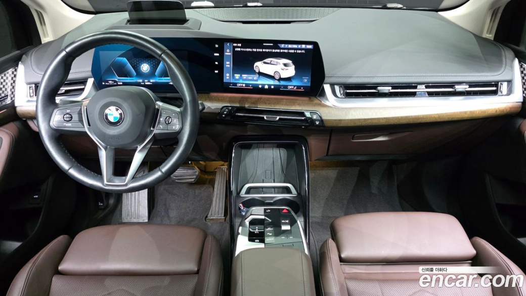 BMW 2-Series 220i Luxury, 2024