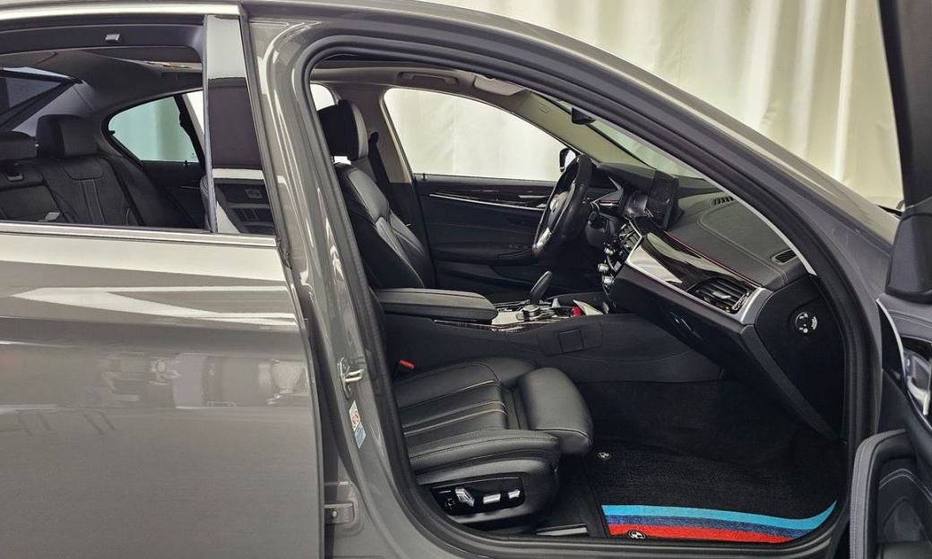 BMW 5-Series 520i Luxury, 2022