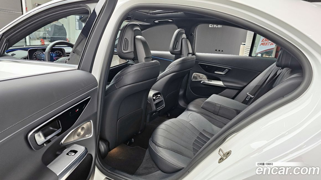 Mercedes-Benz E-Class E300 4MATIC Exclusive, 2025