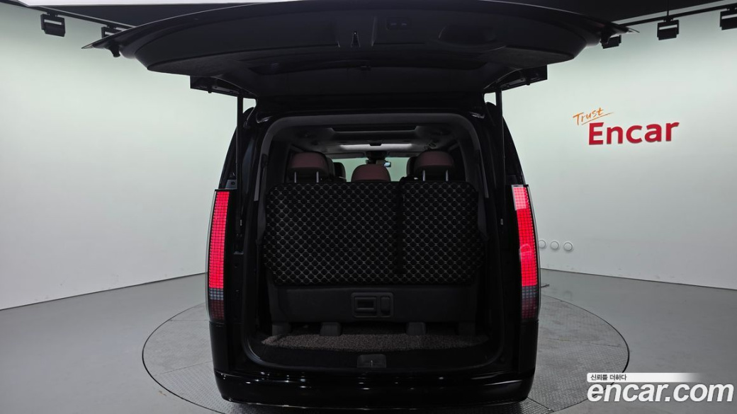 Hyundai Staria Lounge 9-Seater, 2022
