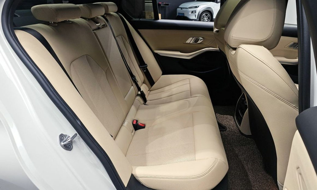BMW 3-Series 320i, 2024