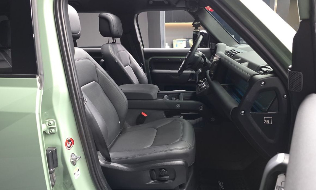 Land Rover Defender 110 D300 75th Edition, 2023