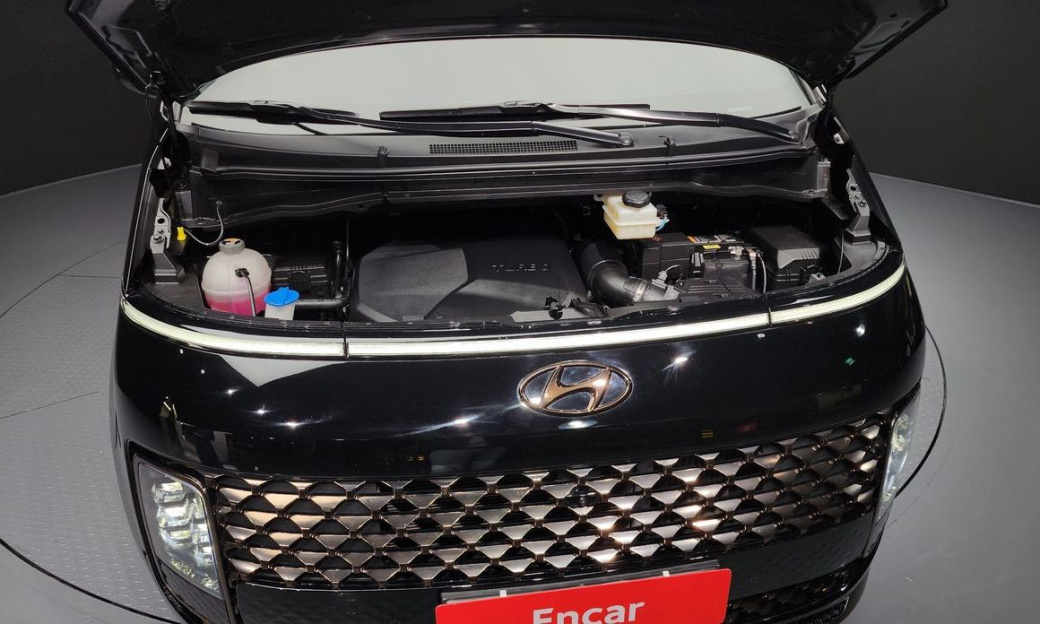 Hyundai Staria 4WD Lounge 7-Seater, 2022