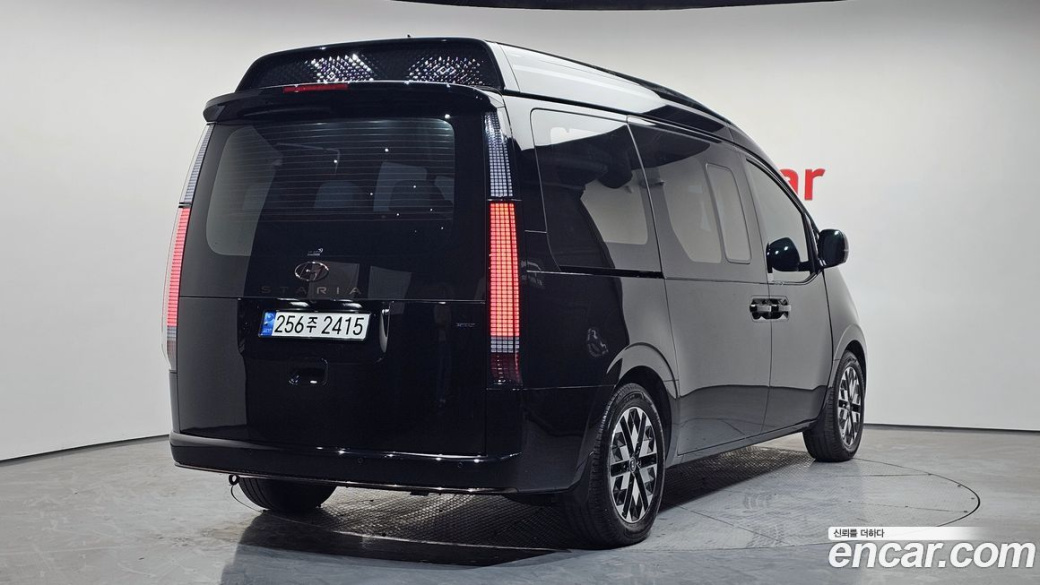 Hyundai Staria 4WD Lounge 9-Seater, 2023