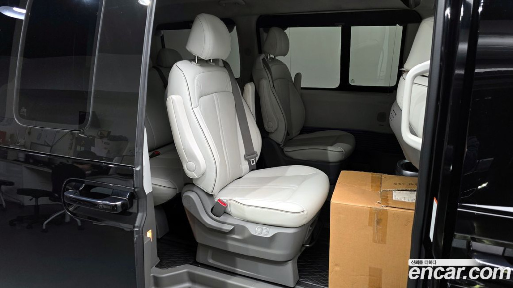 Hyundai Staria 4WD Lounge 9-Seater, 2023