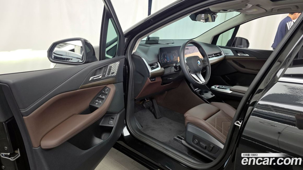 BMW 2-Series 220i Luxury, 2025