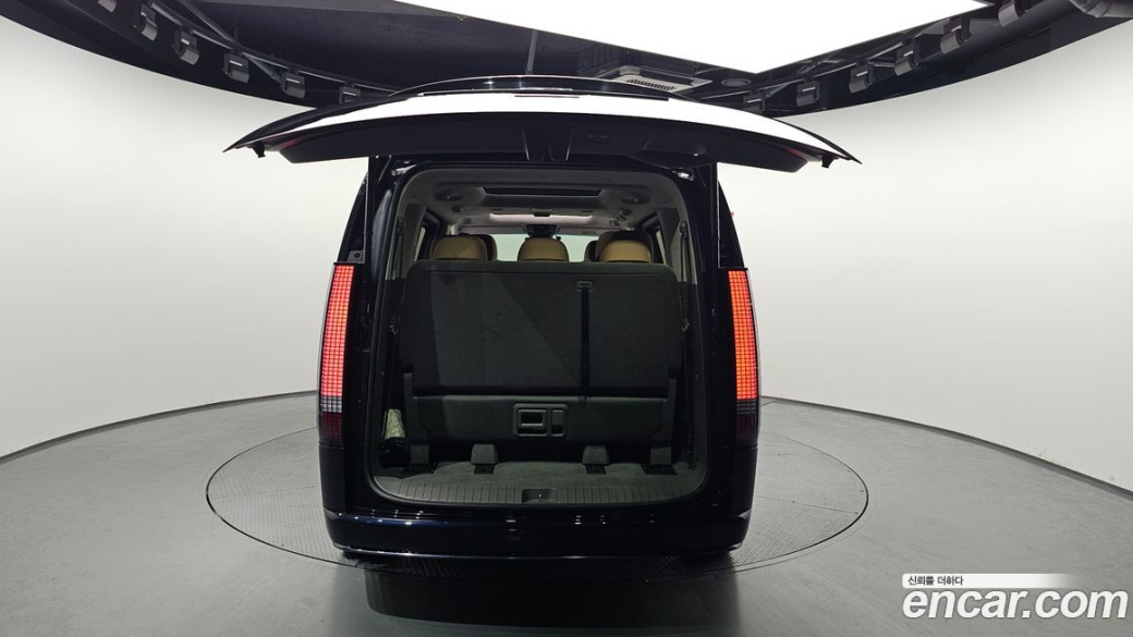 Hyundai Staria 4WD Lounge 9-Seater, 2022