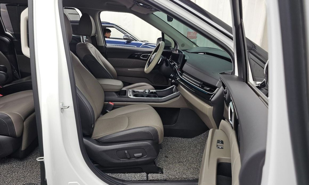 Kia Carnival 7-Seater Signature, 2024