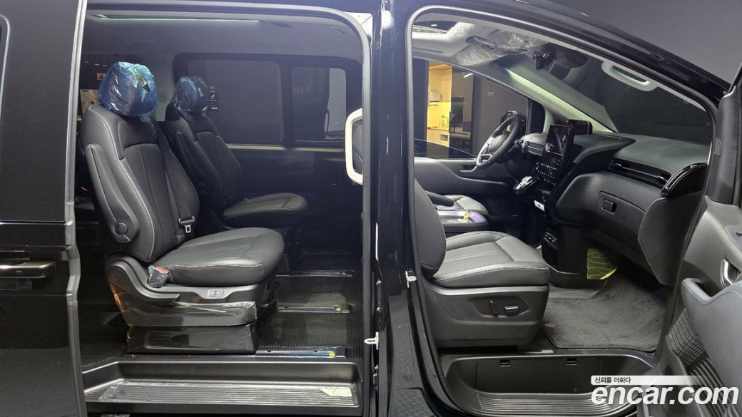 Hyundai Staria 4WD Lounge 9-Seater, 2023