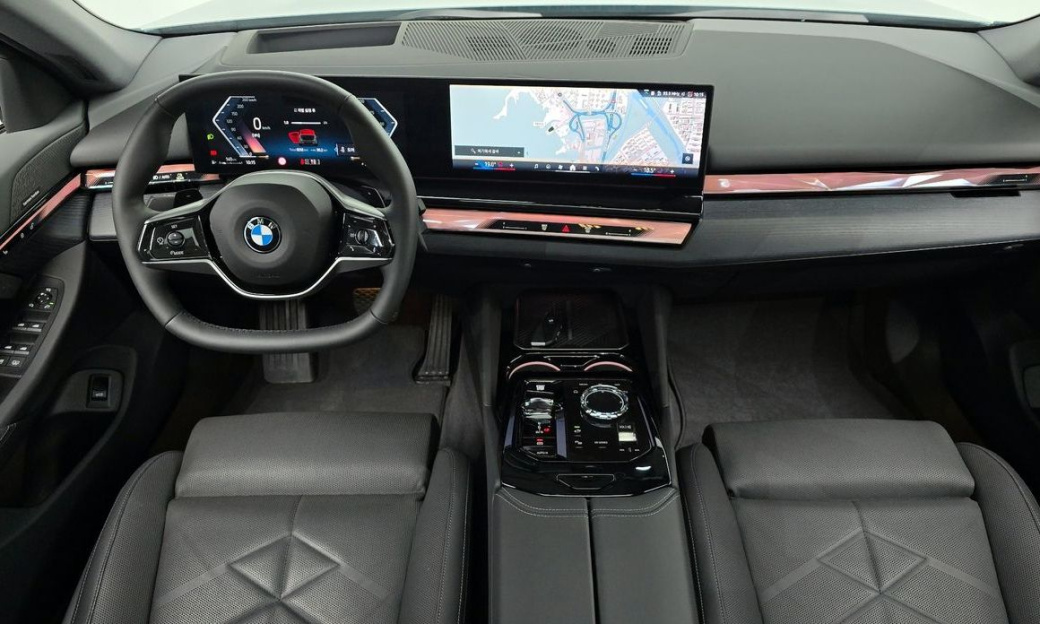 BMW 5-Series 530i xDrive, 2025