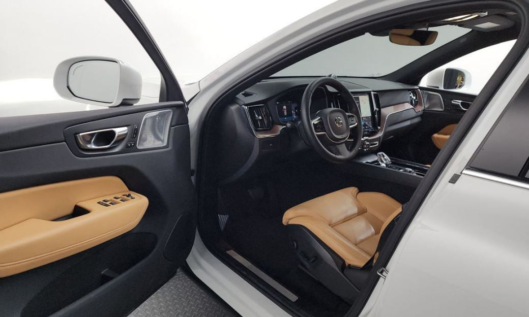 Volvo XC60 B6 Ultra Bright, 2025