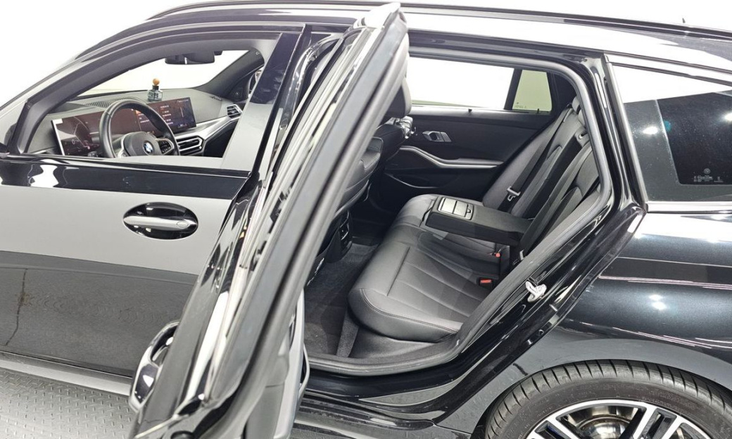 BMW 3-Series 320i Touring M Sports, 2024