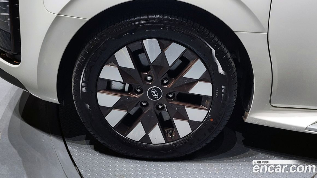 Hyundai Staria 4WD Lounge 9-Seater, 2023