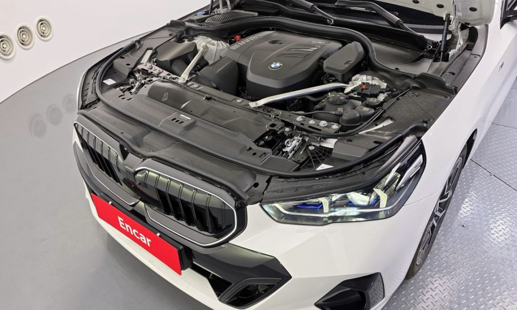 BMW 5-Series 520i M Sport, 2025