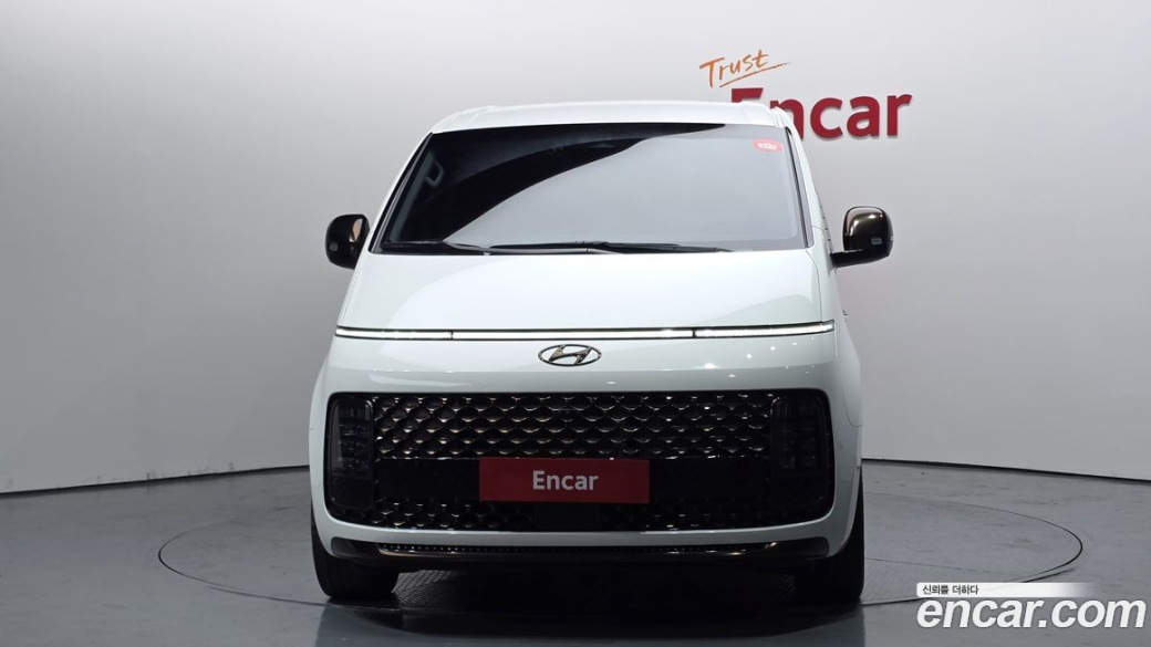 Hyundai Staria 4WD Lounge 9-Seater, 2022