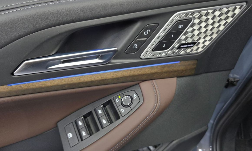 BMW 2-Series 220i Luxury, 2025