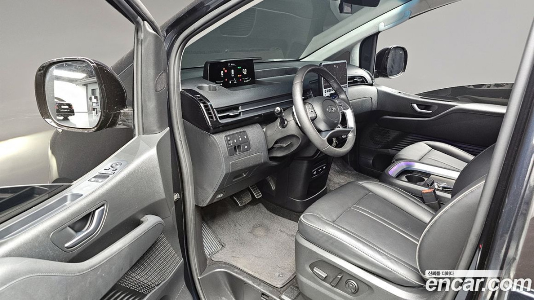 Hyundai Staria Lounge 9-Seater, 2023