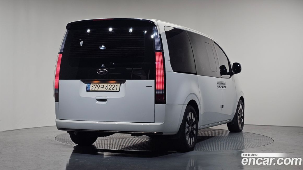 Hyundai Staria 4WD Lounge 7-Seater, 2022