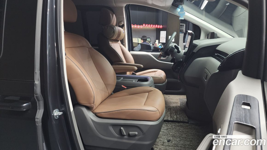 Hyundai Staria 4WD Lounge 7-Seater, 2023