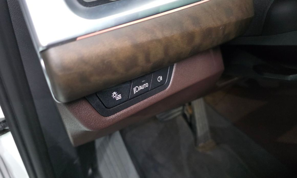 BMW 2-Series 220i Luxury, 2024