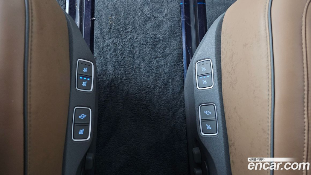 Hyundai Staria 4WD Lounge 7-Seater, 2023