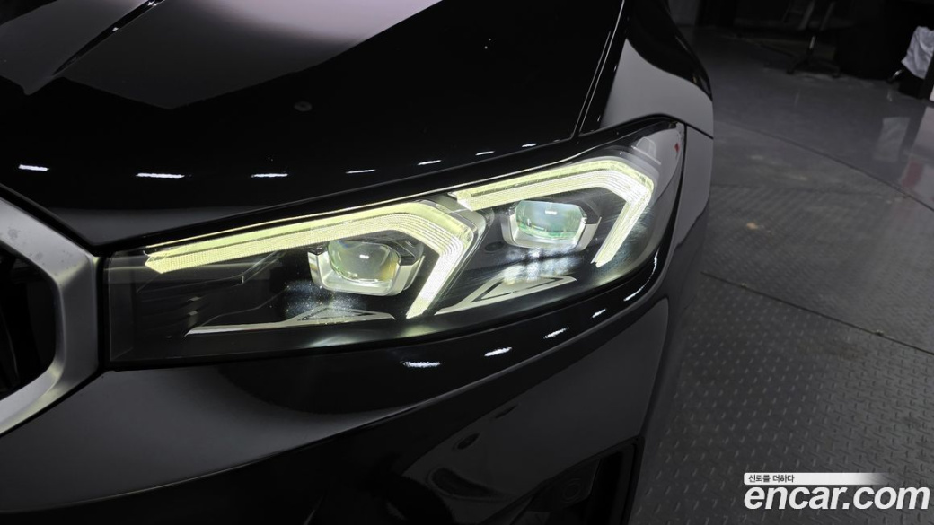 BMW 3-Series 320i Touring, 2023