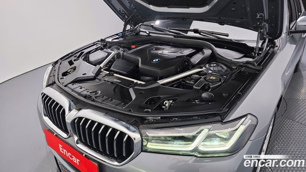 BMW 5-Series 530i xDrive Luxury, 2023
