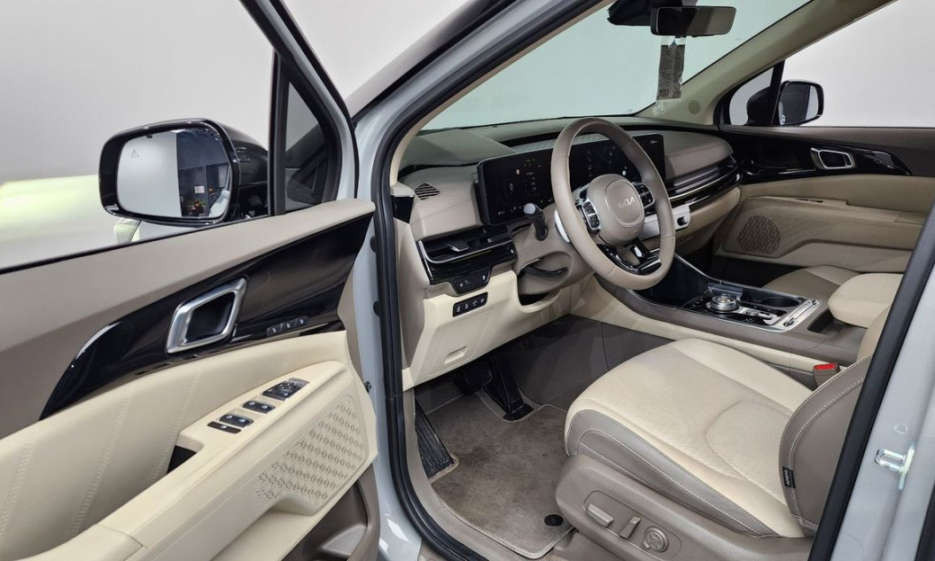 Kia Carnival 7-Seater Gravity, 2024