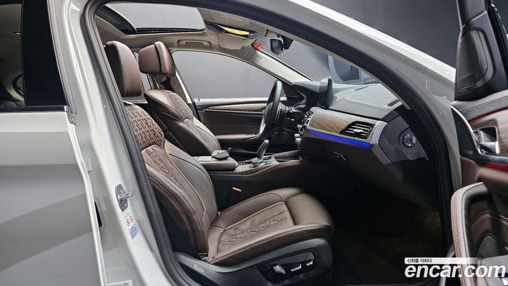 BMW 5-Series 530i Luxury, 2023