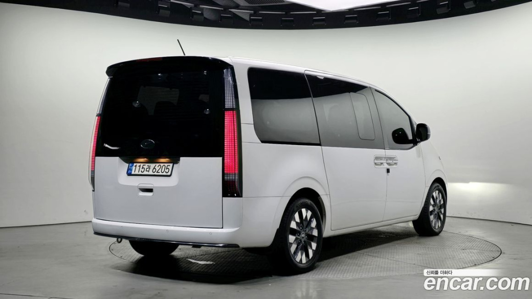 Hyundai Staria Lounge 9-Seater, 2022