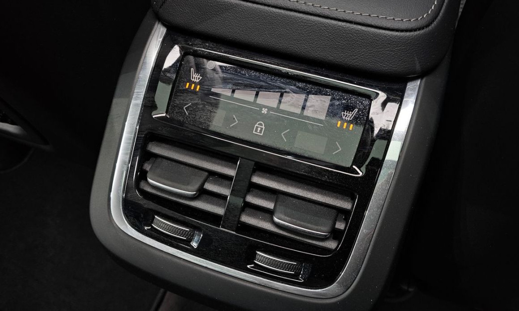 Volvo XC60 B6 Ultra Bright, 2025