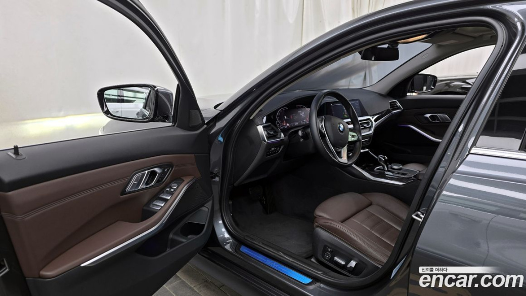 BMW 3-Series 320i Luxury, 2022