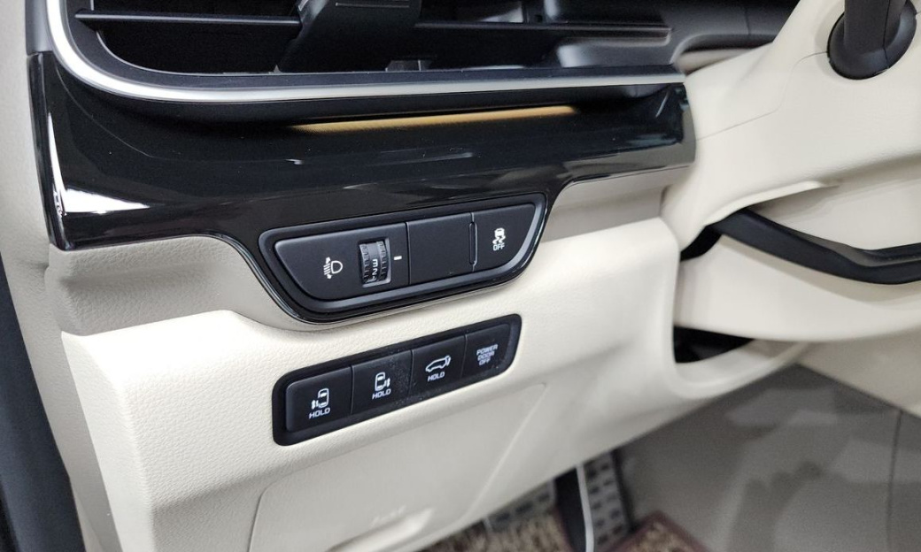 Kia Carnival 9-Seater Gravity, 2025