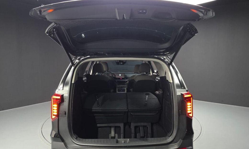 Kia Carnival 7-Seater Outdoor, 2025