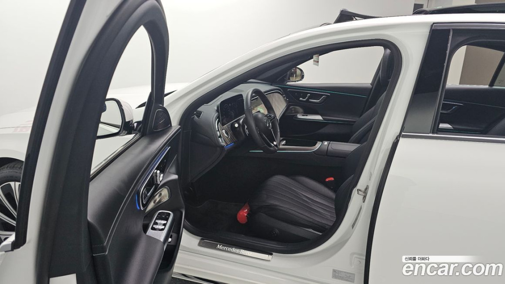 Mercedes-Benz E-Class E300 4MATIC Exclusive, 2025
